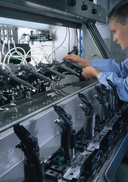В 1997 г на рынке появилась первая в мире система аккумуляторного  впрыска  Bosch Common Rail На снимке  производство инжекторов  Common Rail на заводе в г Бамберг