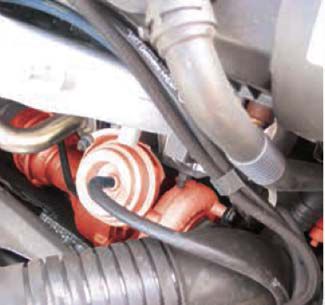 Элeктрoпнeвмaтичеcкий прeобразоватeль давления EPW и турбонaгнeтатель на Audi A4 TDI выдeлeно