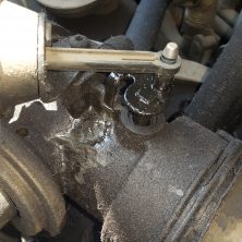 Изношеный сальник дроссельной заслонки VW