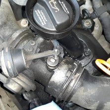 Замасленный двигатель изза течи дроссельной заслонки на двигателе VW