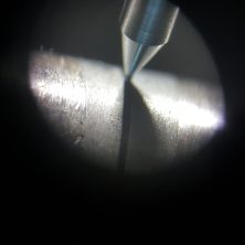 Измерение диаметра сверла для отверстия распылителя в микрометре