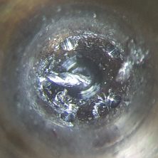 Вид изнутри распылителя Рассверленные отверстия  обломанное сверло в одном из отверстий