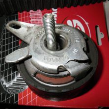 Облом натяжителя ролика