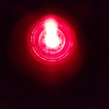 Фонариком лазерным оптоволоконным светим внутрь распылителя