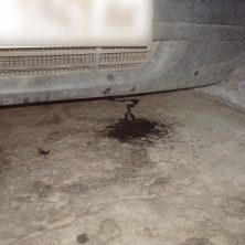 Течь радиатора капли на полу