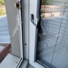 Осколком разбило окно