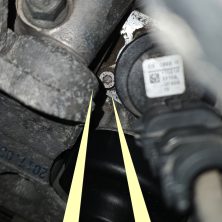 Вид сверху на болт и кромку кронштейна которую необходимо сфрезеровать